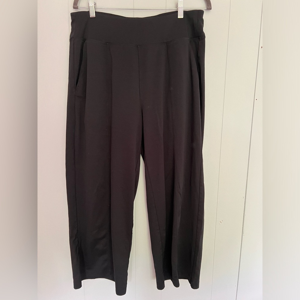 ATHLETA wide leg cropped pant.